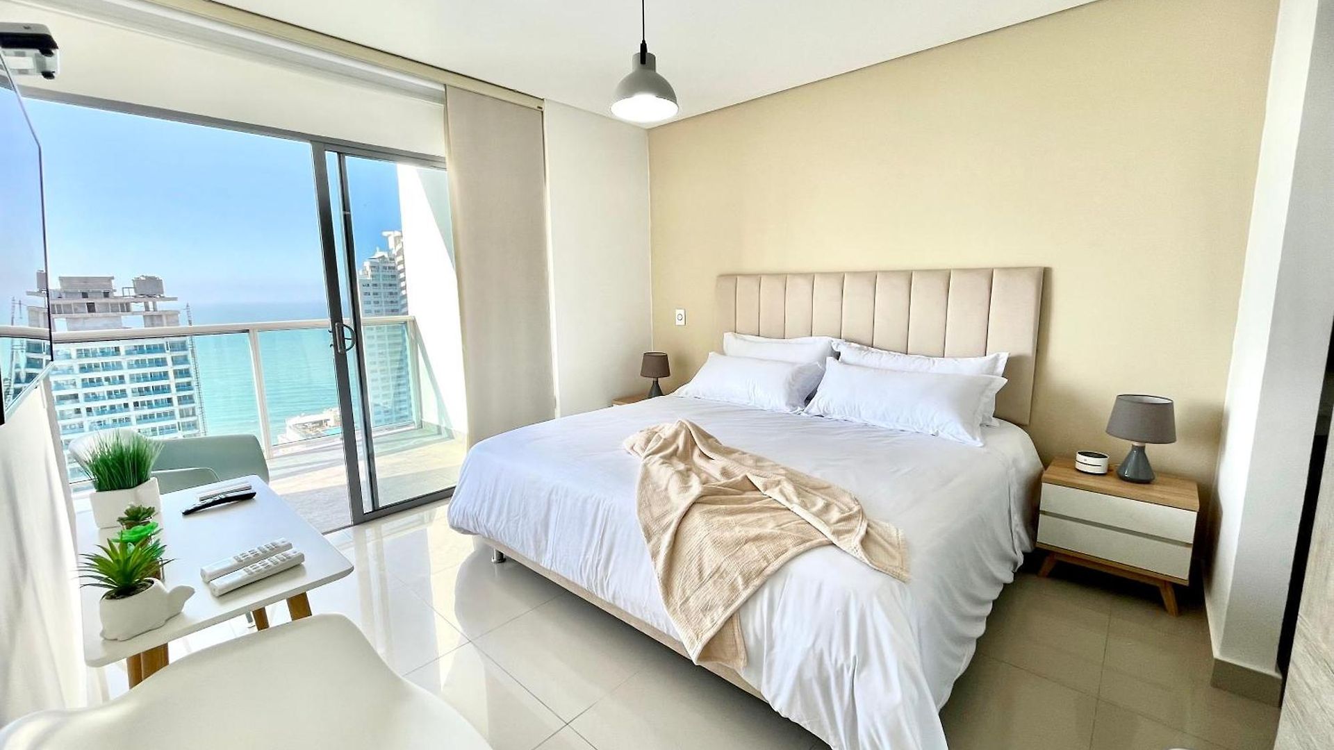 By Calamari Homes - Infinitum 3302 Bocagrande *